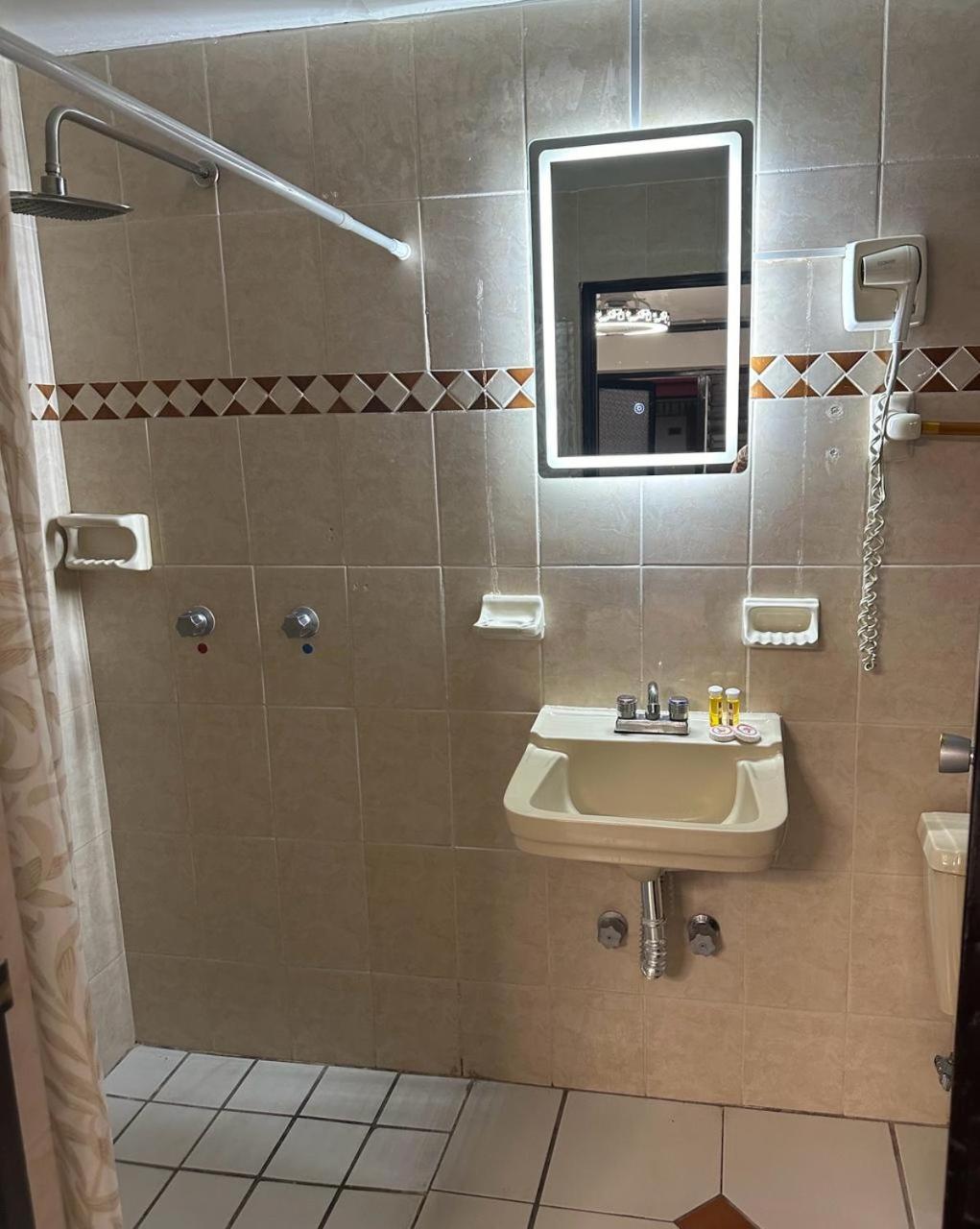 Hotel Zapotlan سيوداد غوزمان المظهر الخارجي الصورة