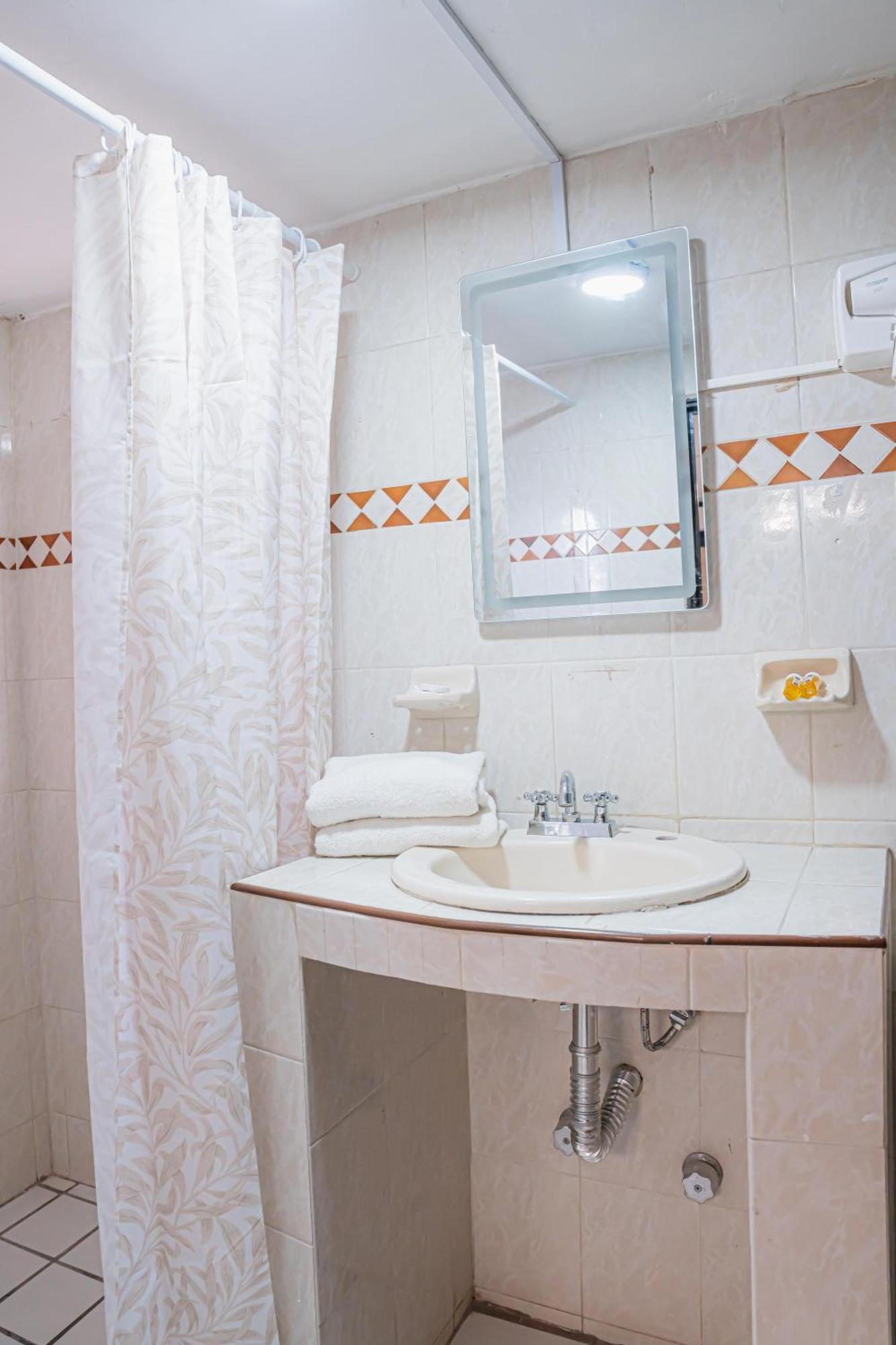 Hotel Zapotlan سيوداد غوزمان المظهر الخارجي الصورة